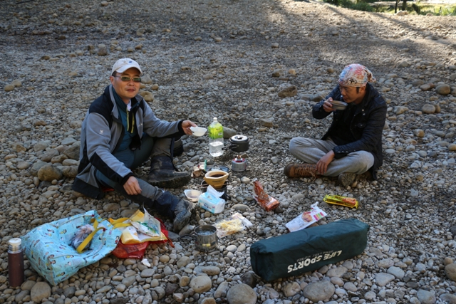 36.和山友享受水漾的晨茶.JPG