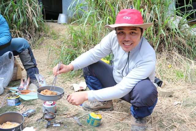 46.3準時1200到達有水工寮午餐-周星星繼續煎腿排.JPG