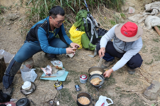 47.午餐全景(貢丸泡麵+炒飯+煎腿排).JPG