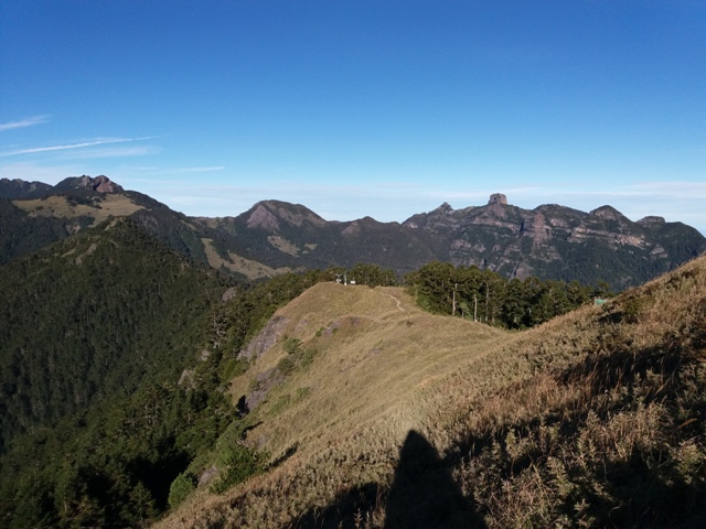 28.1018在桃山頂欣賞對面的大小霸.jpg