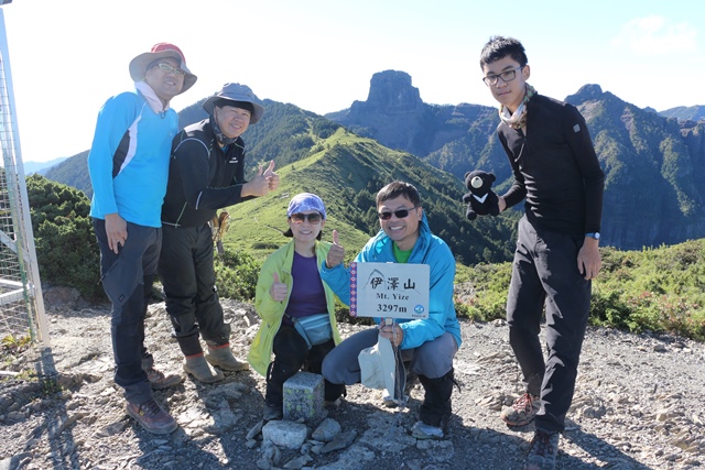 24.在伊澤山三角點和同是南部的山友合照.JPG