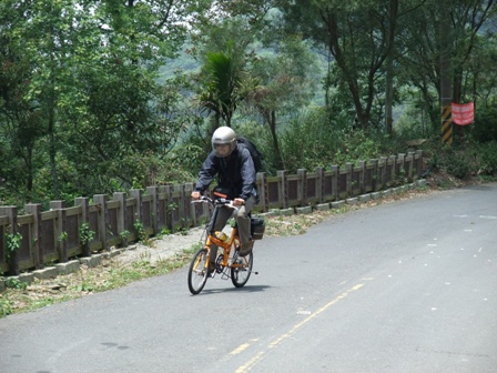 騎車就是要載安全帽.JPG