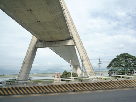 仰望國三斜張橋.JPG