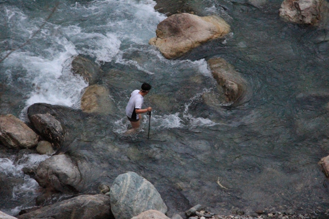 涉水過溪撿木材.JPG