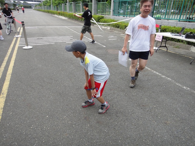 哥哥終於抵達終點.JPG