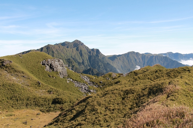 10.過主峰望南峰.JPG