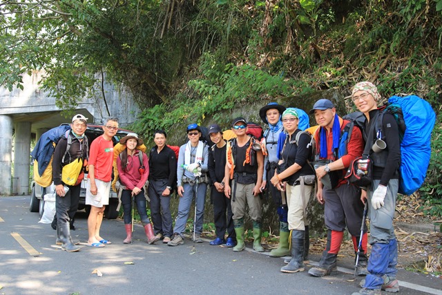 57.東埔登山口大合照.jpg