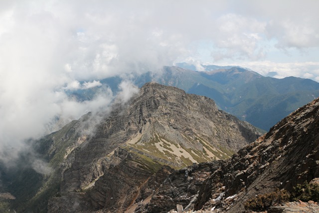 29.山勢崢獰的玉山東峰.jpg