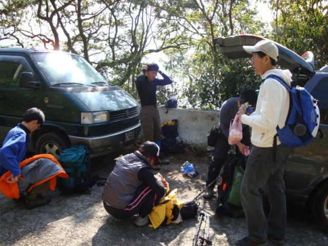 一行人好不容易抵達新登山口(過程中東昇心痛了數十次).JPG