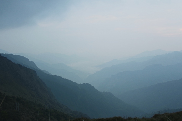 漸亮的山景.JPG