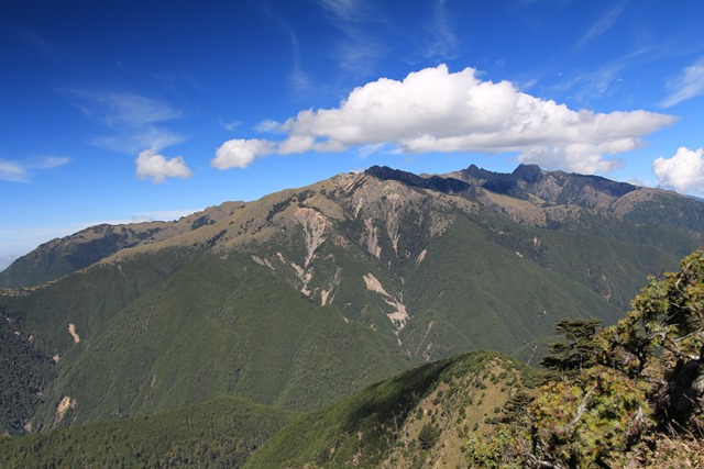 23.看遠處玉山群峰正戴著一頂帽子.jpg